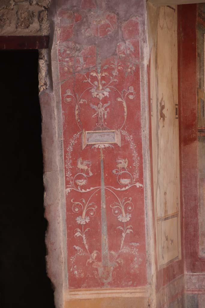 VI.16.15 Pompeii. September 2021. 
Painted pilaster on west side of atrium with doorway to room C, on left. Photo courtesy of Klaus Heese.
