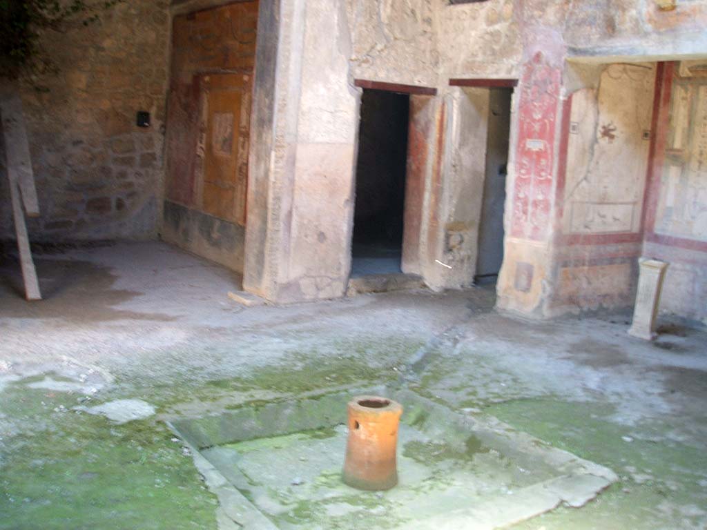 VI.16.17 Pompeii. May 2005. Looking south from doorway in storeroom, across impluvium in atrium of VI.16.15.