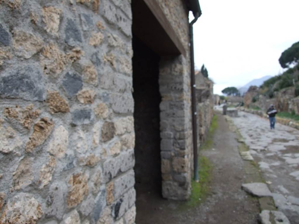 VI.16.17 Pompeii. December 2007. Looking north along Via del Vesuvio from entrance doorway.