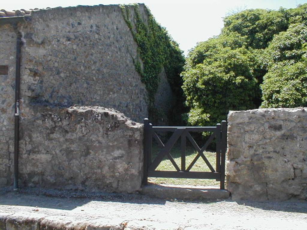 VI.16.18 Pompeii.   May 2005.  Entrance.