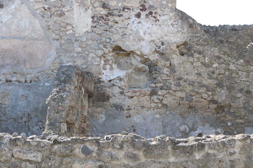 VI.16.18 Pompeii. December 2018. 
Looking towards west wall of rear room in north-west corner, from front facade. Photo courtesy of Aude Durand.
