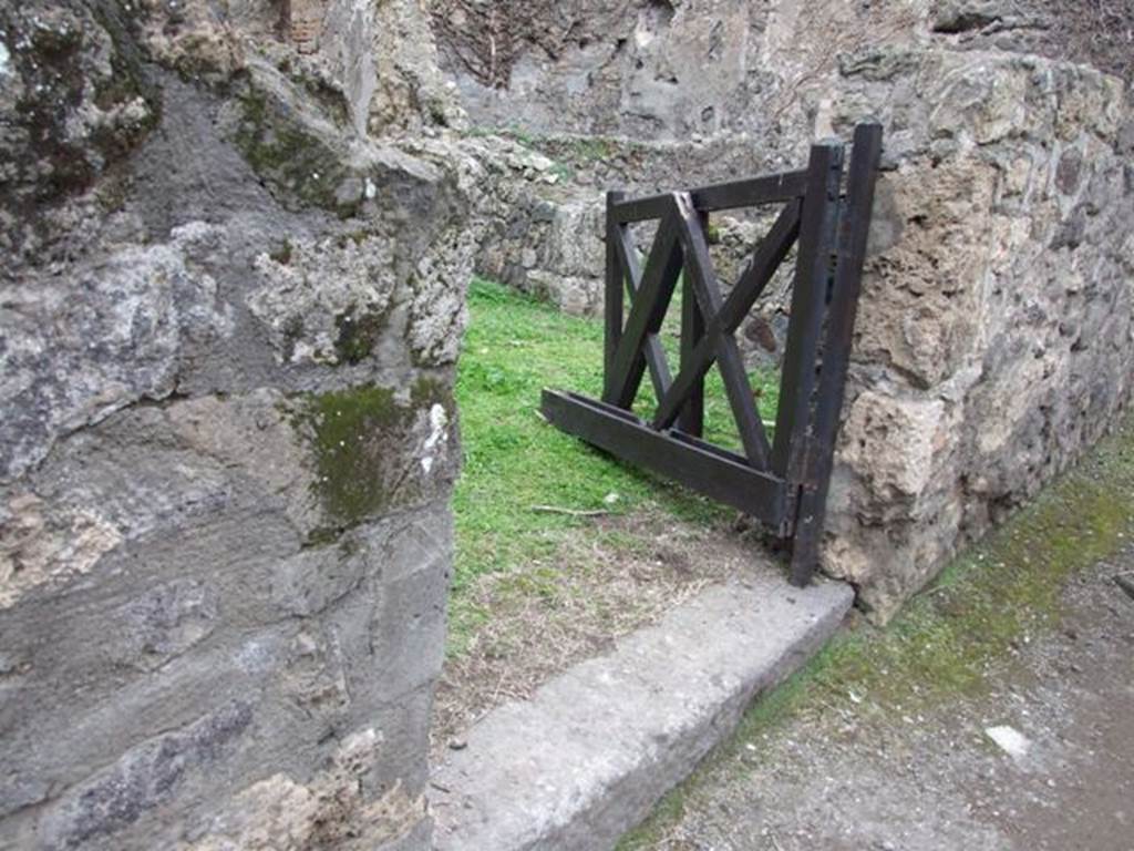 VI.16.18 Pompeii. December 2007. Entrance and sill. According to NdS, this doorway has a threshold of lava, and would have had wooden doorjambs. See Notizie degli Scavi di Antichit, 1908, (p.180).
