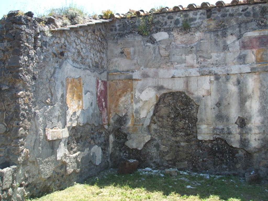 VI.16.19 Pompeii. May 2005. Looking from doorway across room I, towards south wall of room J, of VI.16.26/27, and south-east corner.
