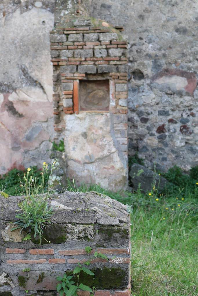 VI.16.22 Pompeii. December 2018. 
Looking south towards niche on south wall. Photo courtesy of Aude Durand.
