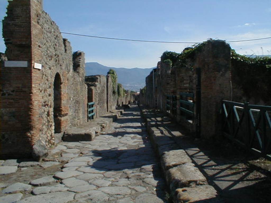 VI.16.23 
Possible STATIO VINDEMITORUM (grape-gatherers’ post) 
 Linked to VI.16.20, VI.16.22 and VI.16.24

VI.16.23                      Vico dei Vettii looking south                          VI.15