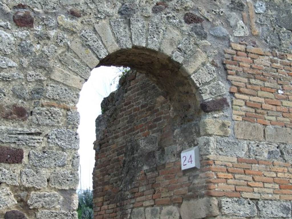 VI.16.24 Pompeii. March 2009. Arched entrance to doorway.