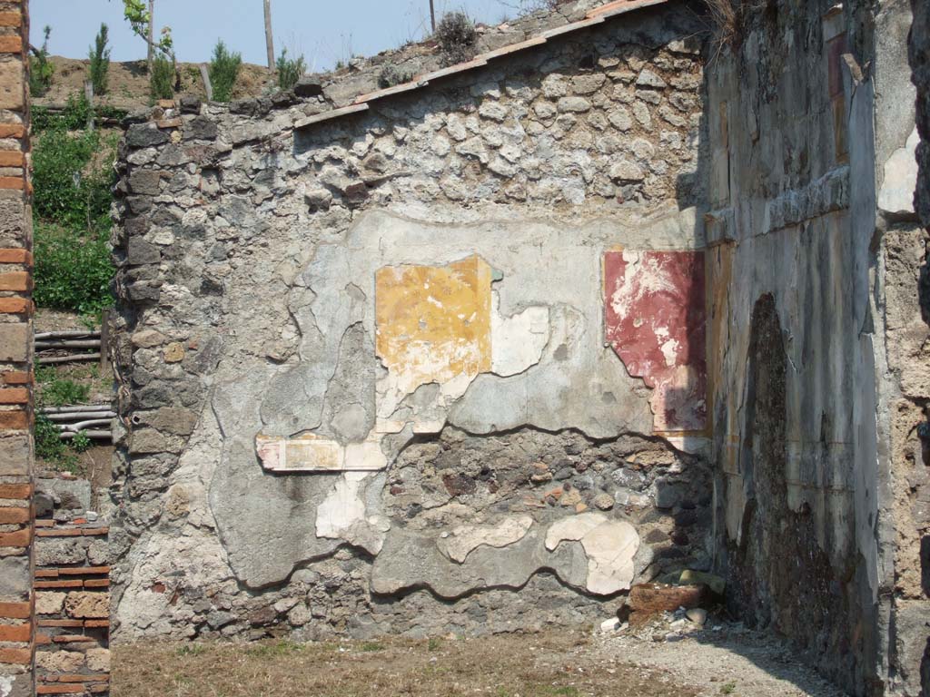 VI.16.26 Pompeii. May 2006. East side of atrium, east wall of room J.