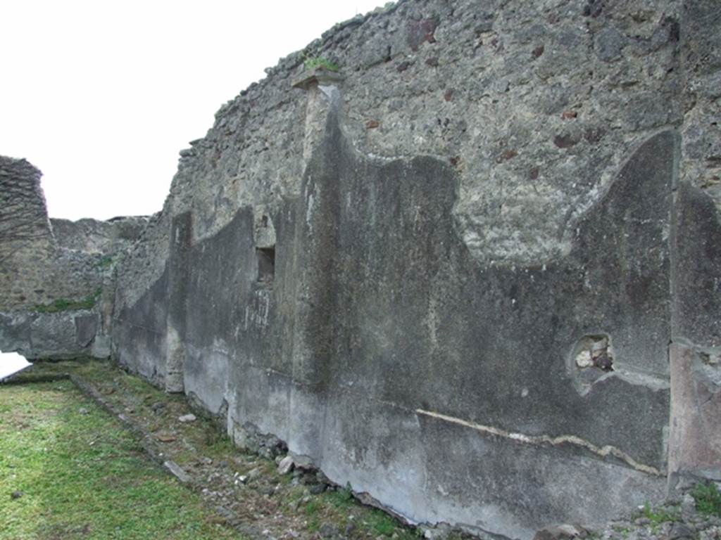 VI.16.27 Pompeii.  March 2009.  West wall of Peristyle garden M.