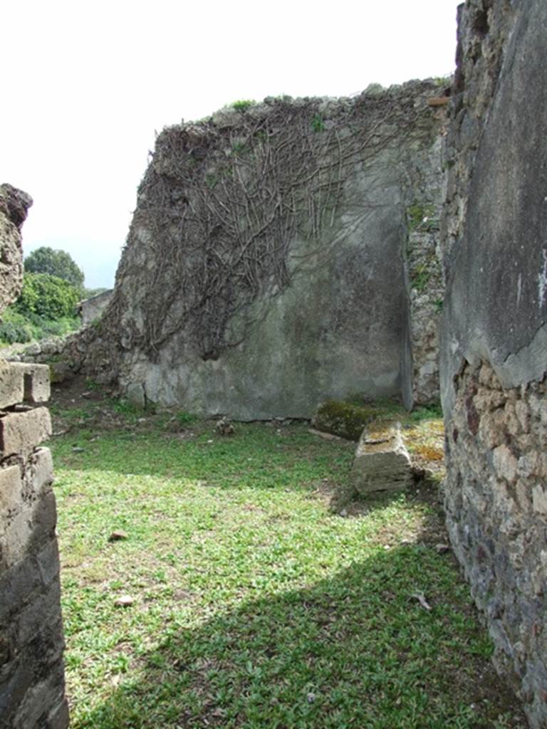 VI.16.27 Pompeii. March 2009. Doorway into room S, oecus. Looking south. This room had a floor of cocciopesto, it was described as a large rustic room.
