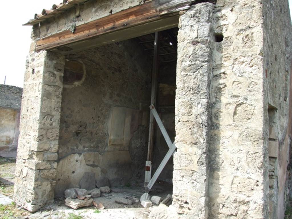 VI.16.27 Pompeii. March 2009. Room N, exedra looking out onto north portico. According to NdS, this room opened across a wide doorway onto the east end of the north portico. It had a lava threshold with holes for the embedding of the doorjambs and for those of the bolts.
