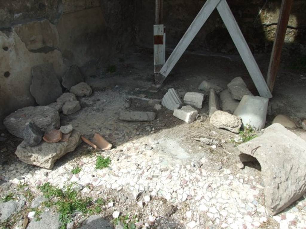 VI.16.27 Pompeii. March 2009. Room N, floor area. According to NdS, the floor consisted of numerous pieces of marble, and the wall decoration was of the first style.
