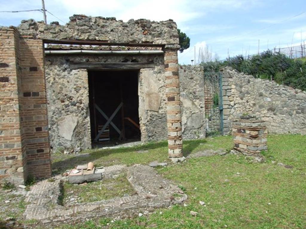 VI.16.27 Pompeii. March 2009. Room B, atrium of VI.16.26, looking north towards rooms G and H. Room G had a small doorway into room H, which also had the entrance doorway VI.16.19 on its east side.
