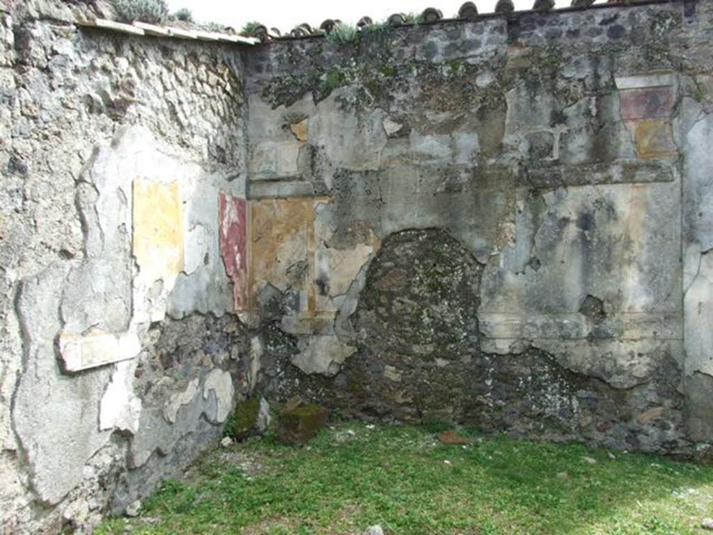 VI.16.27 Pompeii. March 2009. Room J, south-east corner.