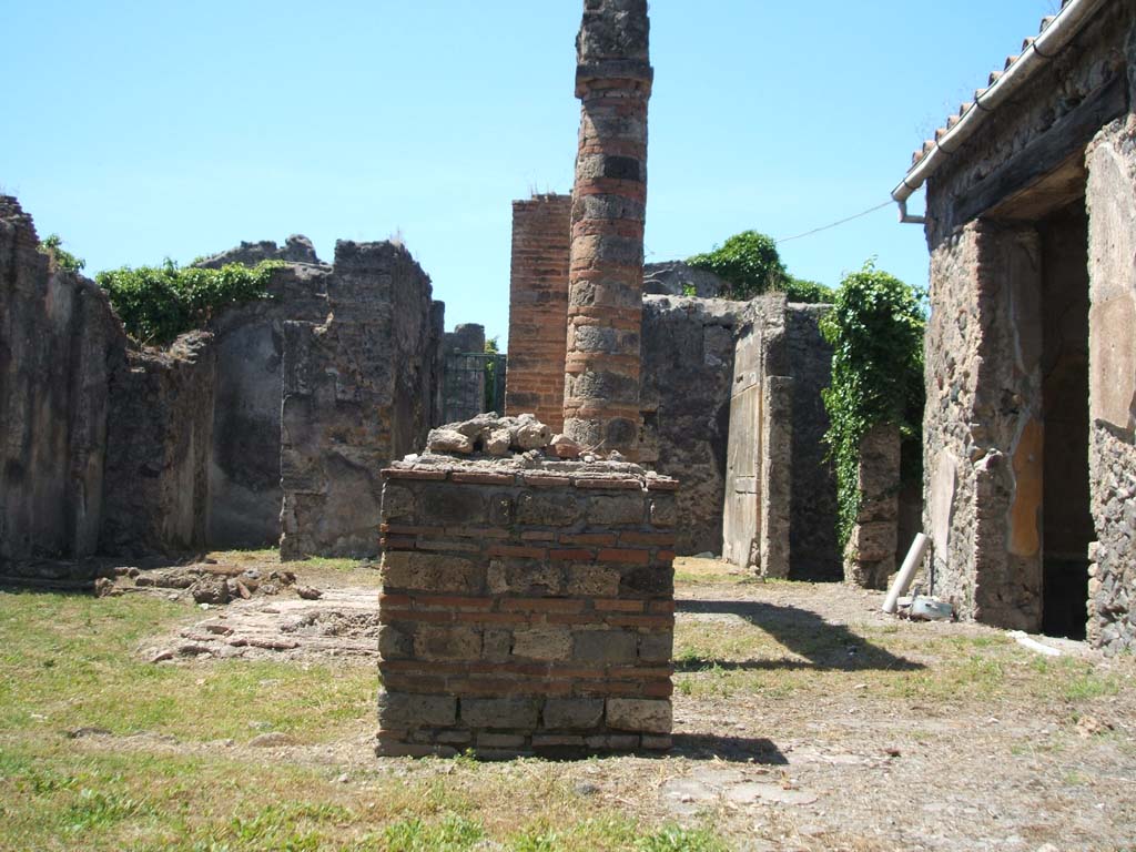 VI.16.27 Pompeii. May 2005. Looking west across atrium of VI.16.26, from area of rooms J and I.