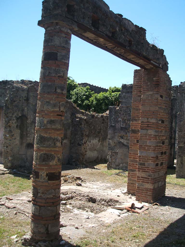 VI.16.27 Pompeii. May 2005. Looking across atrium B, towards south-west corner and doorway to room C.
According to NdS, graffiti was found on the pilaster that divided room C from the fauces (right of doorway).
On the brick plaster was seen graffiti of two concentric circles, a bird and two human heads.
Between these were inscribed the numbers II II VIII VII III.
By the last number was a serpent graffito, who was coiling towards the right.
Somewhat below, a doodle graffito in which a niche Lararia might be recognized.
Above all the other graffiti of the numbers, the bird, etc, could be read :
SALVEM
On the right side of the graffiti circles, could be seen:
CoNS
See Notizie degli Scavi di Antichità, 1908, (p.185).
