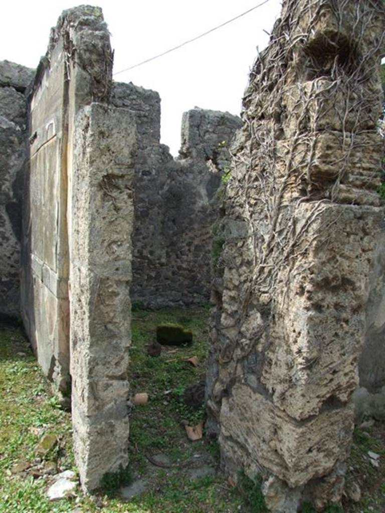 VI.16.27 Pompeii. March 2009. Doorway to room E, cubiculum. According to NdS, this was a rustic room with a narrow rectangular window in the west wall.
