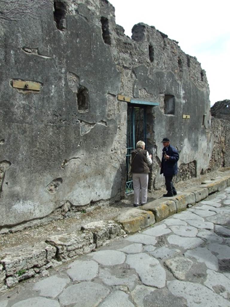 VI.16.27 Pompeii.  March 2009.  Entrance on Vico dei Vettii.