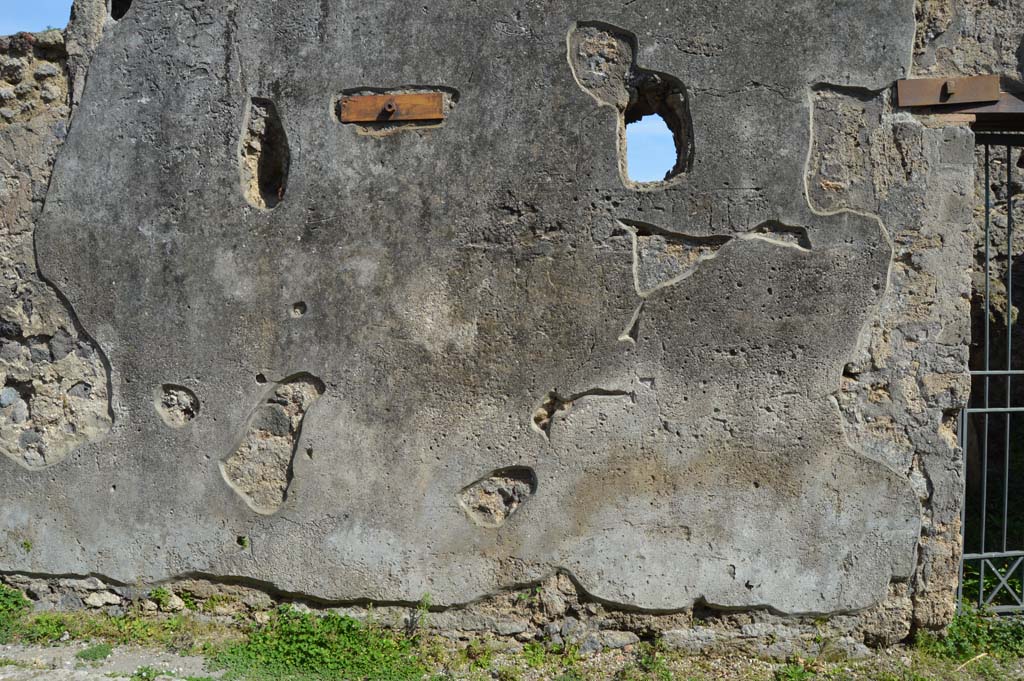 VI.16.27 Pompeii. March 2019. Looking towards front faade on north side of entrance doorway
Foto Taylor Lauritsen, ERC Grant 681269 DCOR.
