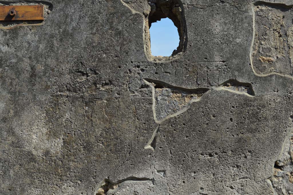 VI.16.27 Pompeii. March 2019. Detail from front faade on north side of entrance doorway.
Foto Taylor Lauritsen, ERC Grant 681269 DCOR.
