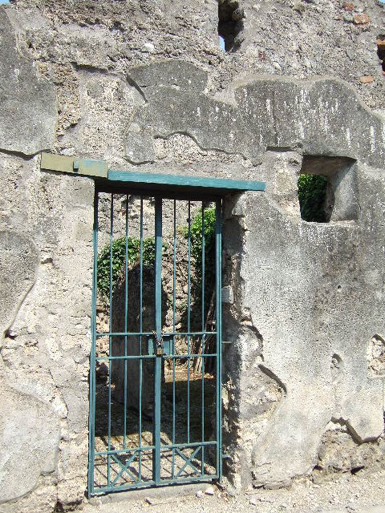 VI.16.27 Pompeii. May 2006. Entrance doorway. According to NdS, the entrance doorway had a threshold of lava with the usual door-jambs for embedding the door-frame. See Notizie degli Scavi, 1908, (p.183-192)