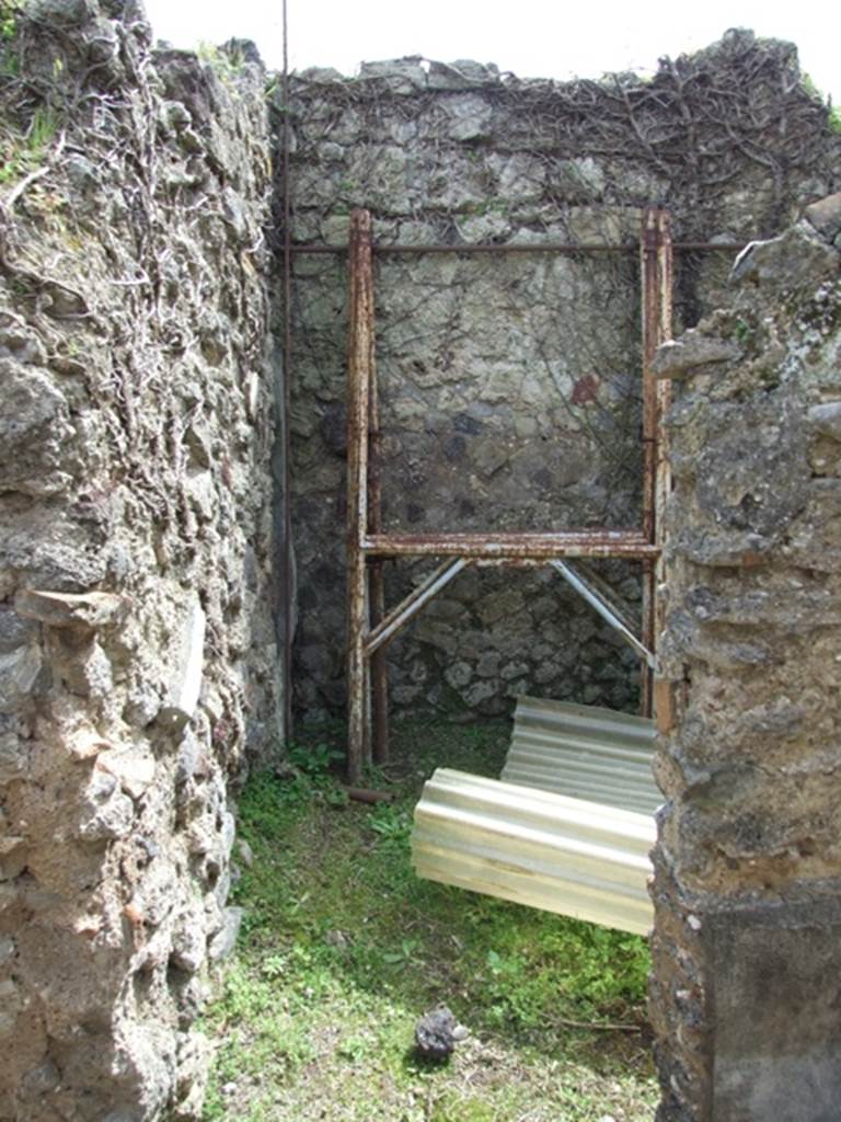 VI.16.27 Pompeii. March 2009. Looking south into doorway to room X, a cubiculum on south side of fauces.  According to NdS, the walls of this rustic room were coated with white plaster, and the floor was of coarse cocciopesto.
