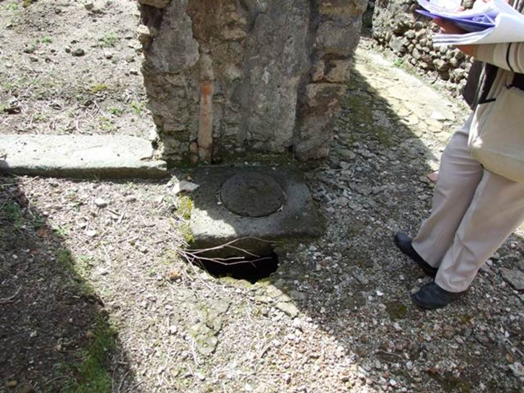 VI.16.28 Pompeii. March 2009. Room C, cistern (b)  on west side of atrium.