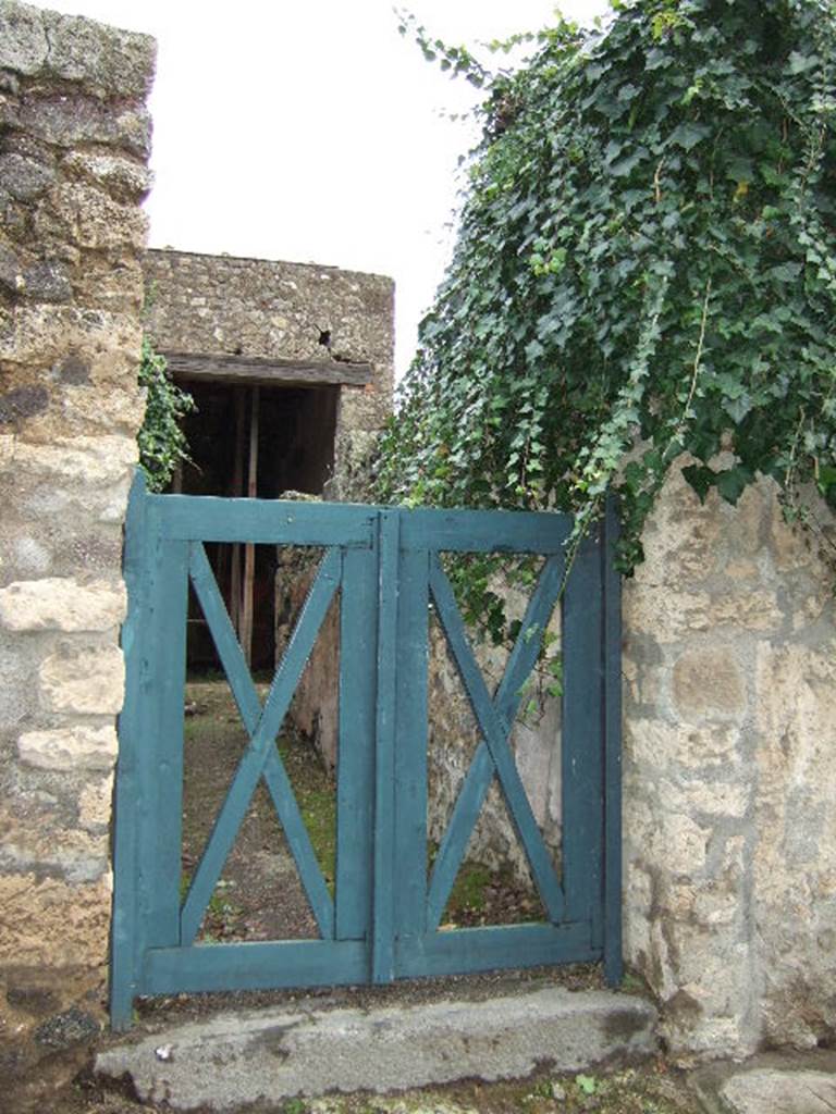 VI.16.28 Pompeii. September 2004. Entrance doorway. According to NdS, this doorway was found with a threshold of lava and would have had wooden door-jambs. See Notizie degli Scavi, 1908, (p.271)
