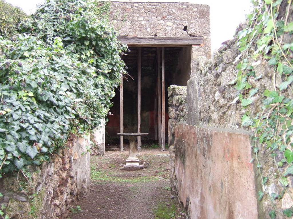 VI.16.28 Pompeii. December 2005. Looking along fauces A, to atrium C and tablinum F.