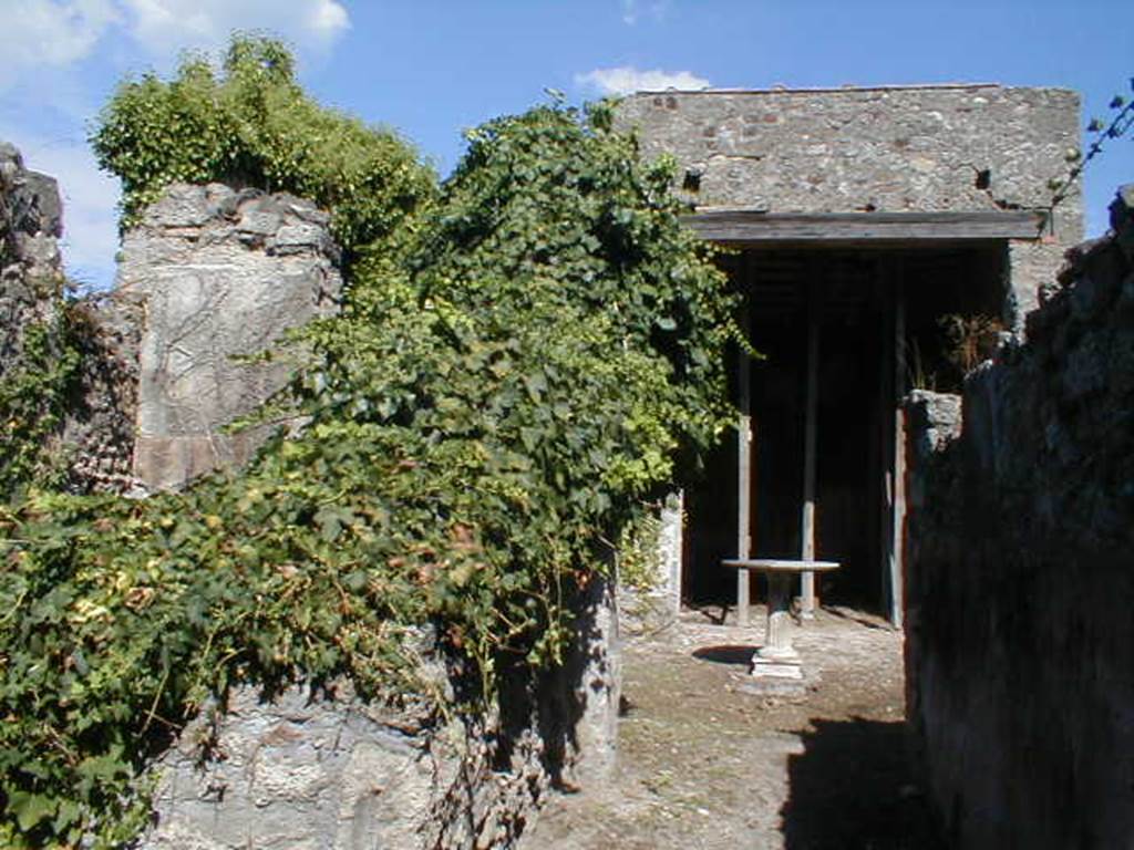 VI.16.28 Pompeii. September 2004. Looking along fauces A to atrium C.