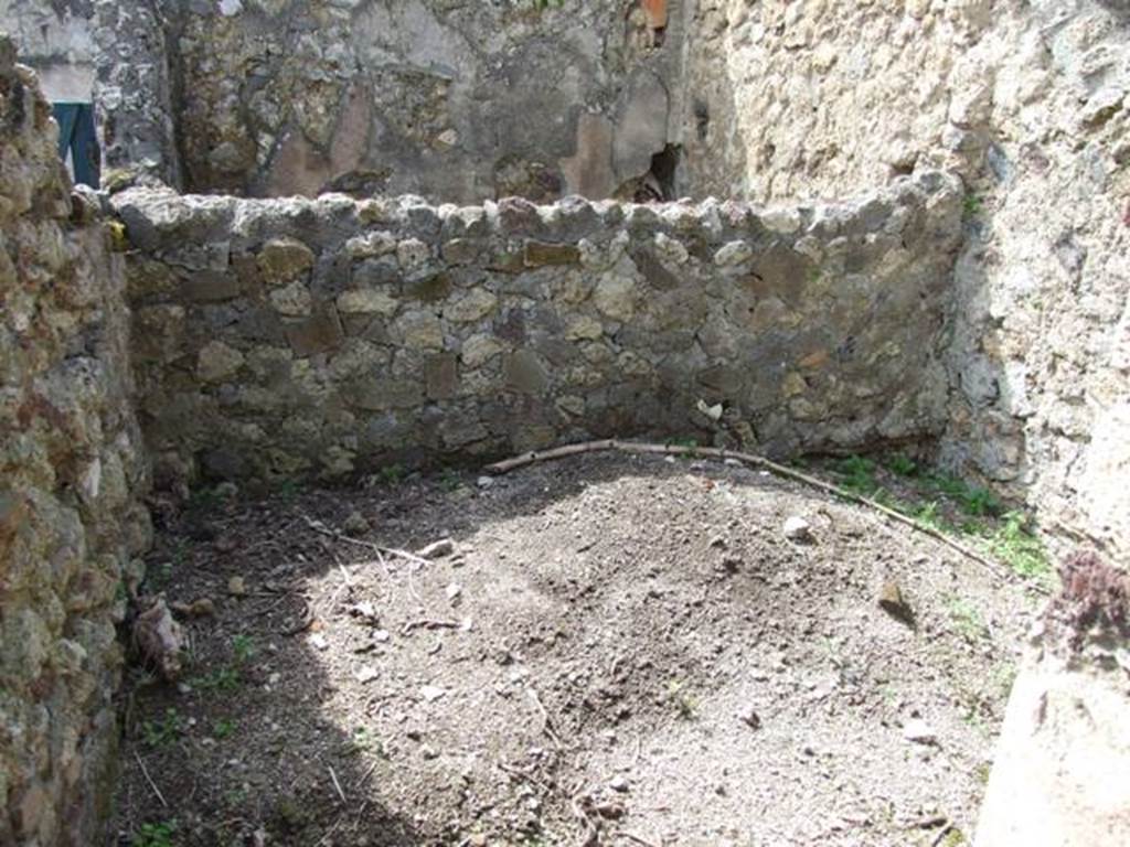 VI.16.28 Pompeii.  March 2009.  Room E, Stair room. Looking west.