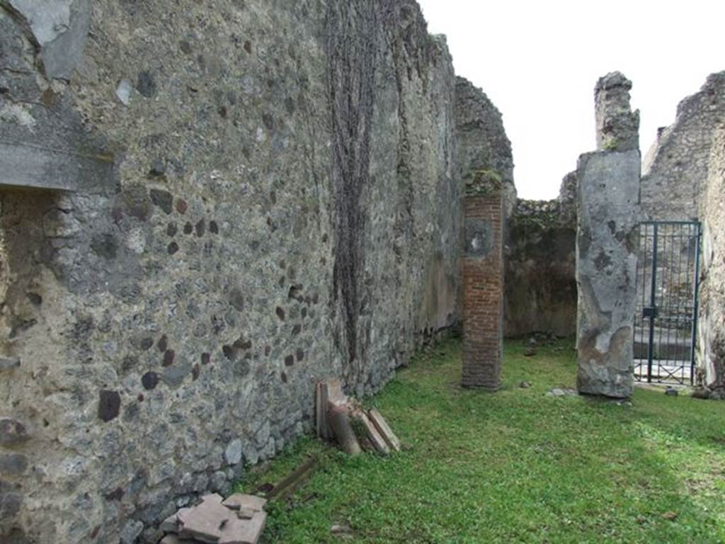 VI.16.29 Pompeii. March 2009. South wall of atrium B, looking towards stairs (a), room C, and entrance fauces A.