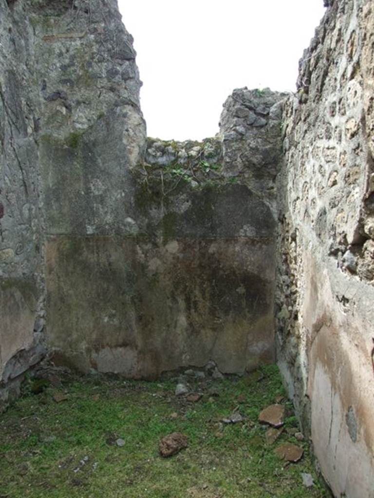 VI.16.29 Pompeii. March 2009. Room C, looking west. According to NdS, this room was a small rustic cubiculum with high brick dado. At the top of the west wall was a window, and in the south wall was the recess for the bed.