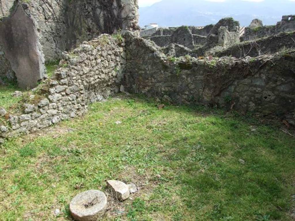 VI.16.29 Pompeii. March 2009. Room N, cubiculum. Looking south-east towards the bed recess in the corner of the east wall. The remains of the window to garden area L are in the (left) east wall. According to NdS, this room was a cubiculum which took its light from the window from the garden area, L. The walls were of coarse white plaster with high dado of brick plaster (intonaco laterizio). At the extreme right of the east wall was the recess for the bed and at the top of the same wall the remains of a window. Another window was in the west wall and gave onto room O, by which one entered through a doorway on the right of the west wall of room N.