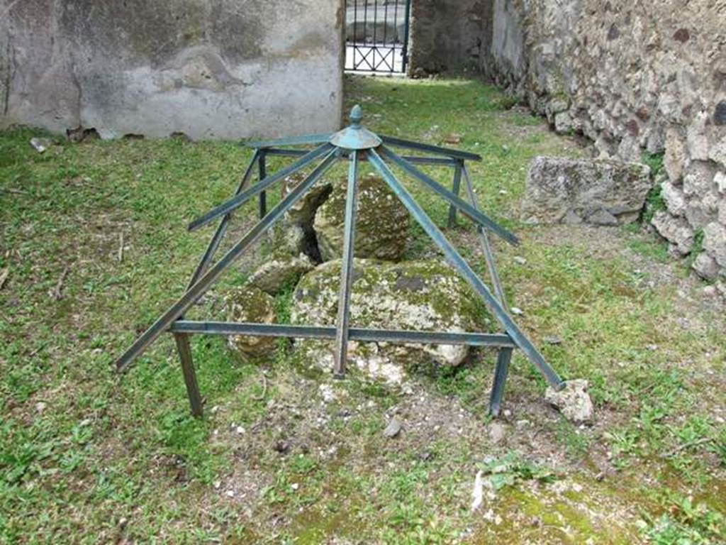 VI.16.29 Pompeii. March 2009. Looking west across room O, site of impluvium or well in atrium of VI.16.30.  Found here and left in their place, but well defended with glass from the weather, two large loads of slaked lime, showing the imprints of the matting in which they were contained. See Notizie degli Scavi di Antichit, 1908, (p.284, and fig 9 on p.285).