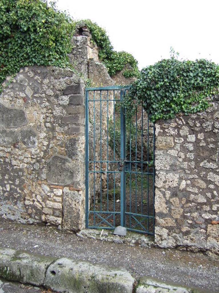 VI.16.31 Pompeii. December 2005. Entrance doorway, looking east. According to NdS, when discovered this doorway was without a threshold. See Notizie degli Scavi di Antichit, 1908, (p. 285-287).