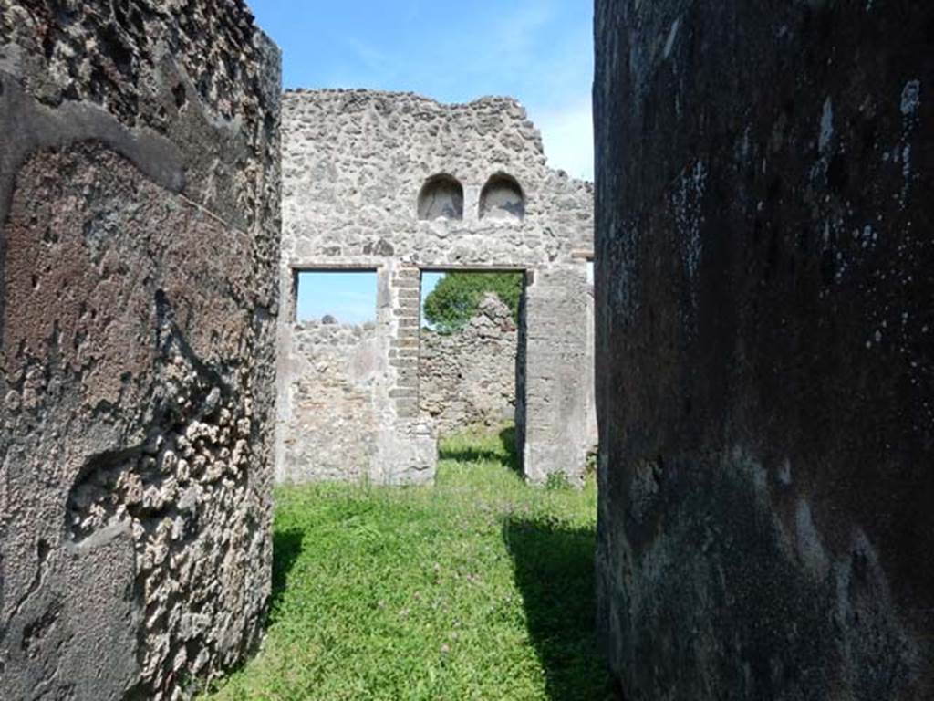 VI.16.32 Pompeii. May 2015. Room B, the atrium, looking east from entrance fauces, A.  Photo courtesy of Buzz Ferebee.
