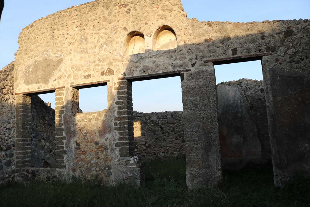 VI.16.32 Pompeii. December 2018. 
Room B, east wall of atrium with doorway to room F, garden area with niches above. Photo courtesy of Aude Durand.
