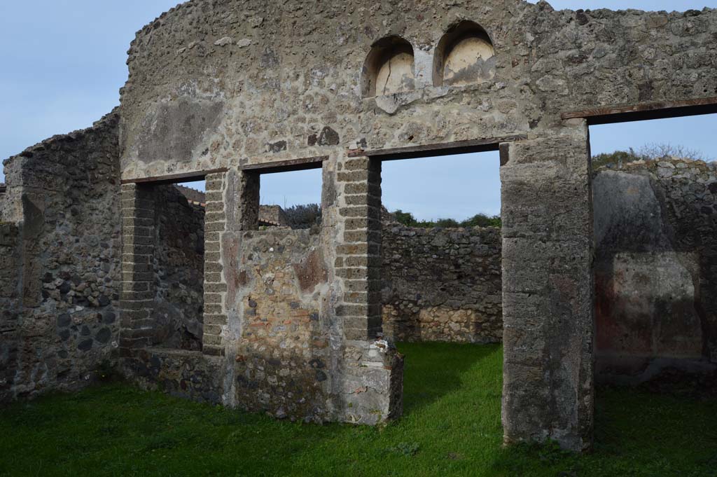 VI.16.32 Pompeii. March 2018. Room B, looking east in atrium towards doorway to room F, garden area.
Foto Taylor Lauritsen, ERC Grant 681269 DÉCOR.
