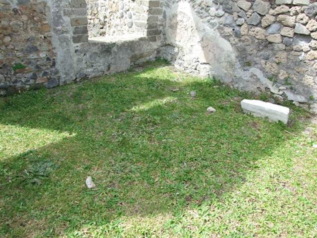 VI.16.32 Pompeii. March 2009. Room F, site of tub or basin and table in lower centre, looking towards north-west corner. According to NdS, in the centre was a tub (d) in the form of an impluvium with the base and sides decorated with Opus signinum, and there was also a travertine foot of a table in the middle. Along part of the west and north sides was a rough channel. At the east end of this in the ground was a terracotta puteal (e).