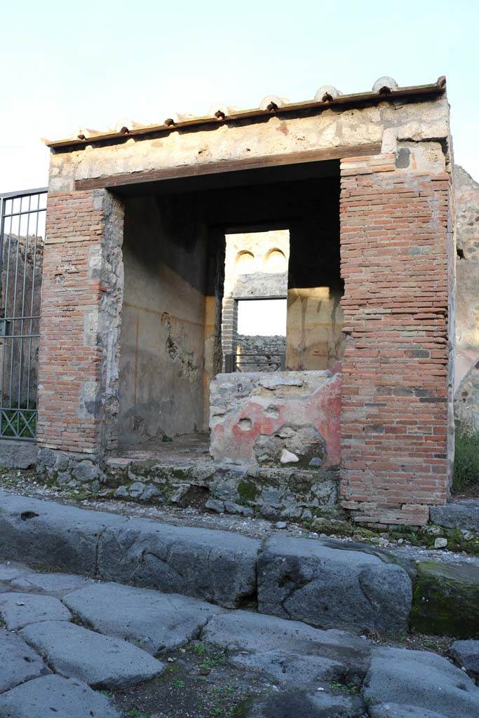 VI.16.33 Pompeii. December 2018. 
Looking east to entrance doorway on Vicolo dei Vettii. Photo courtesy of Aude Durand.
