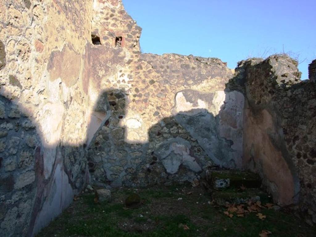 VI.16.34 Pompeii. December 2007. East wall, with imprint of wooden ladder in the remains of plaster.