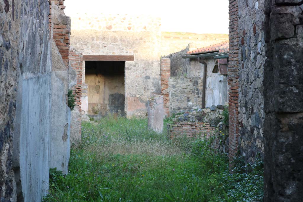 VI.16.36 Pompeii. December 2018. 
Looking east towards peristyle G, and doorway to triclinium H on its east side, centre left. Photo courtesy of Aude Durand.
