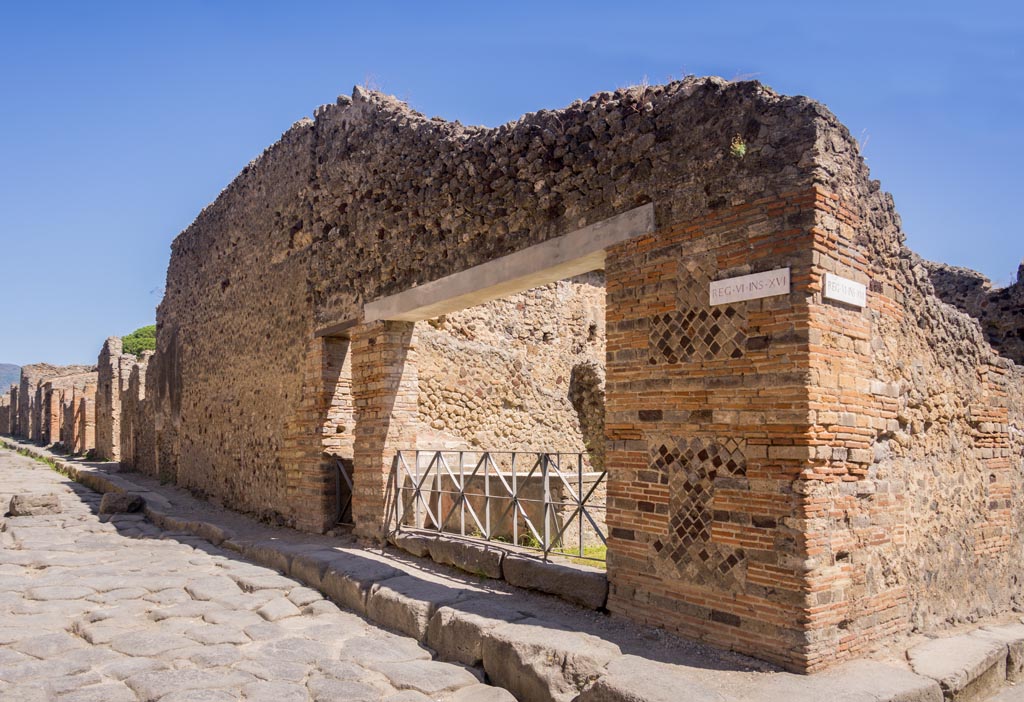 VI.16.40 Pompeii. August 2023. Looking towards entrance doorway on east side of Vicolo dei Vettii. Photo courtesy of Johannes Eber.