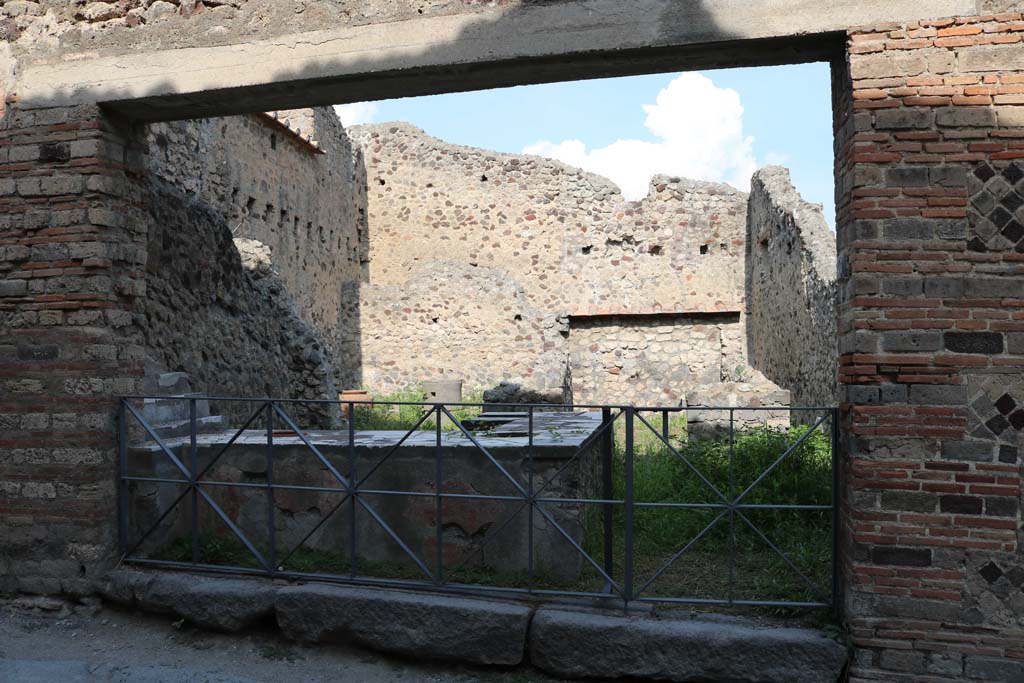 VI.16.40 Pompeii. December 2018. Looking east towards entrance doorway on Vicolo dei Vettii. Photo courtesy of Aude Durand.