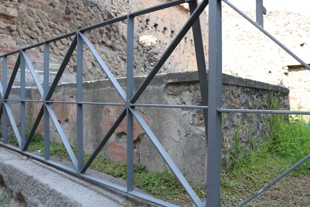 VI.16.40 Pompeii. December 2018. Looking north-east across counter, from corner at south end. Photo courtesy of Aude Durand.