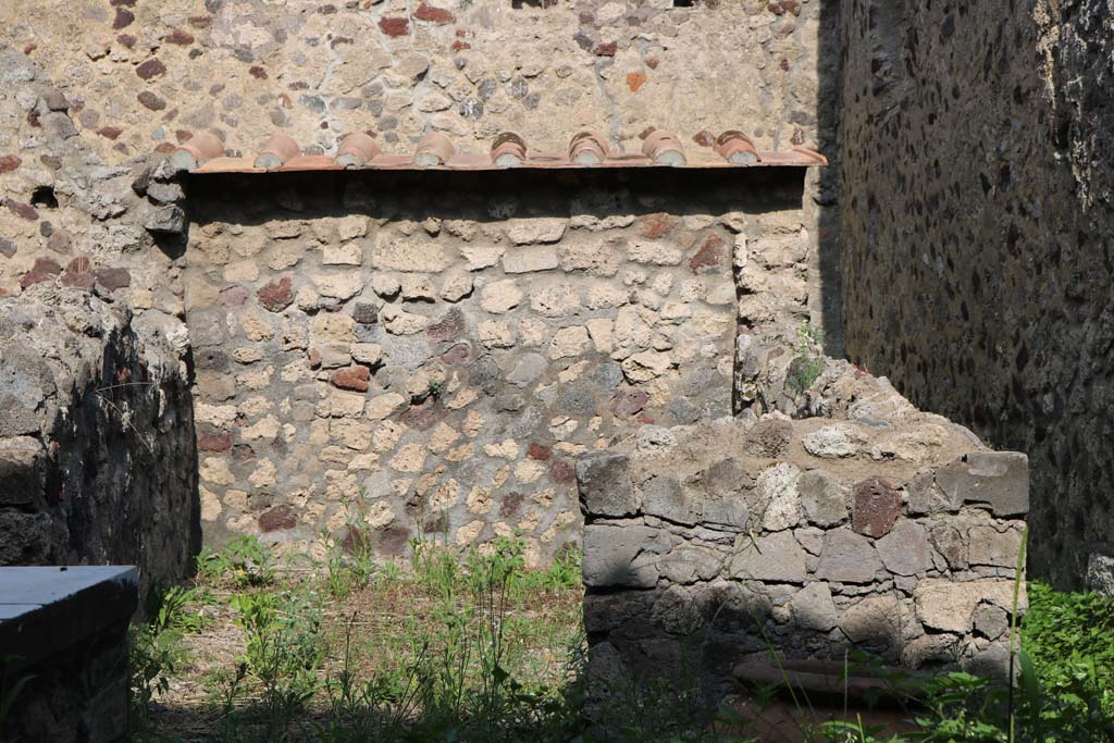 VI.16.40 Pompeii. December 2018. Looking east across bar-room towards room D. Photo courtesy of Aude Durand.