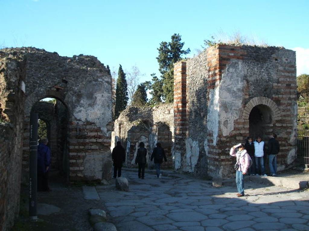 Herculaneum Gate near VI.17.1, Pompeii. December 2007. Looking north.