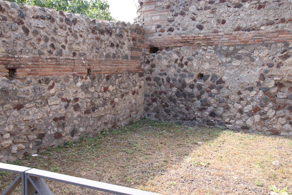 VI.17.7 Pompeii. September 2021. Looking towards south wall, south-west corner and west wall. Photo courtesy of Klaus Heese.