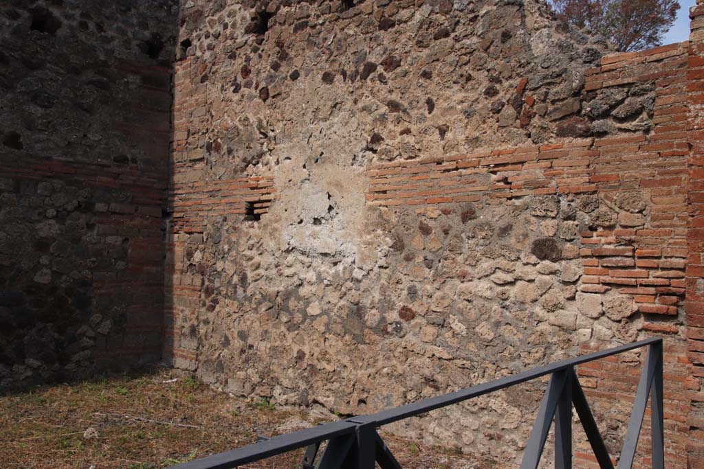 VI.17.7 Pompeii. September 2021. Looking towards north wall of shop. Photo courtesy of Klaus Heese.