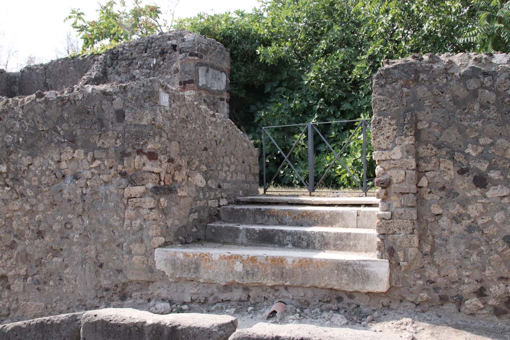 VI.17.10 Pompeii. September 2021. Entrance doorway with steps. Photo courtesy of Klaus Heese.